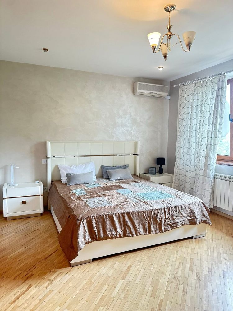 Оренда сімейного будинку біля міста — 300 м²