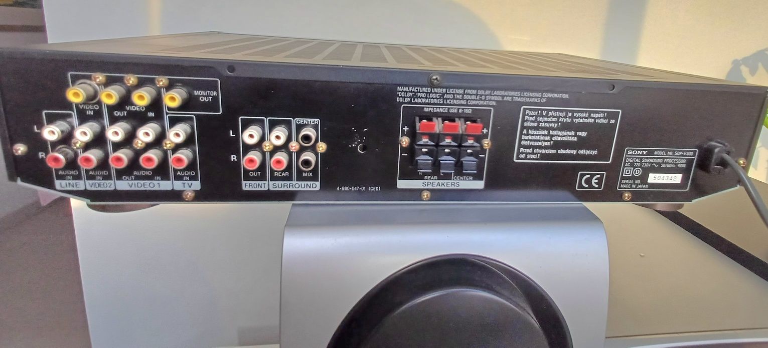 Amplificador Sonyl com vários colunas