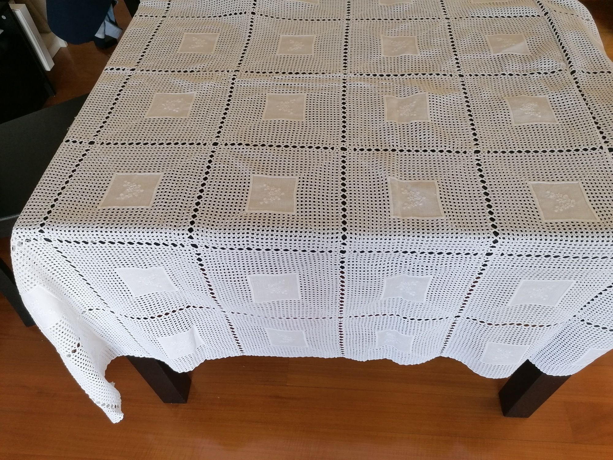 Toalha de mesa bordada linho e croché