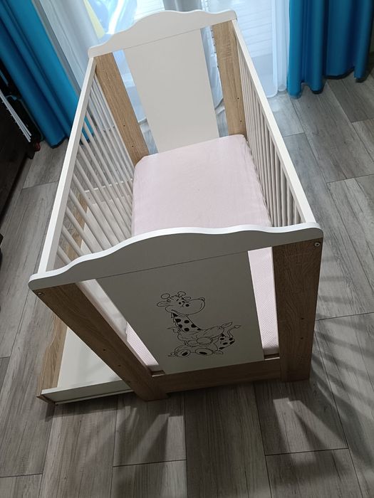 Łóżeczko dla dziecka plus komoda.