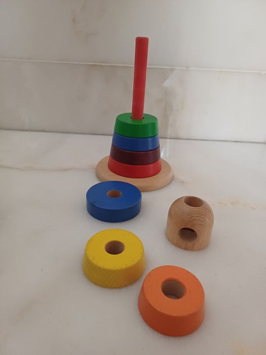 Torre com argolas de enfiar de madeira