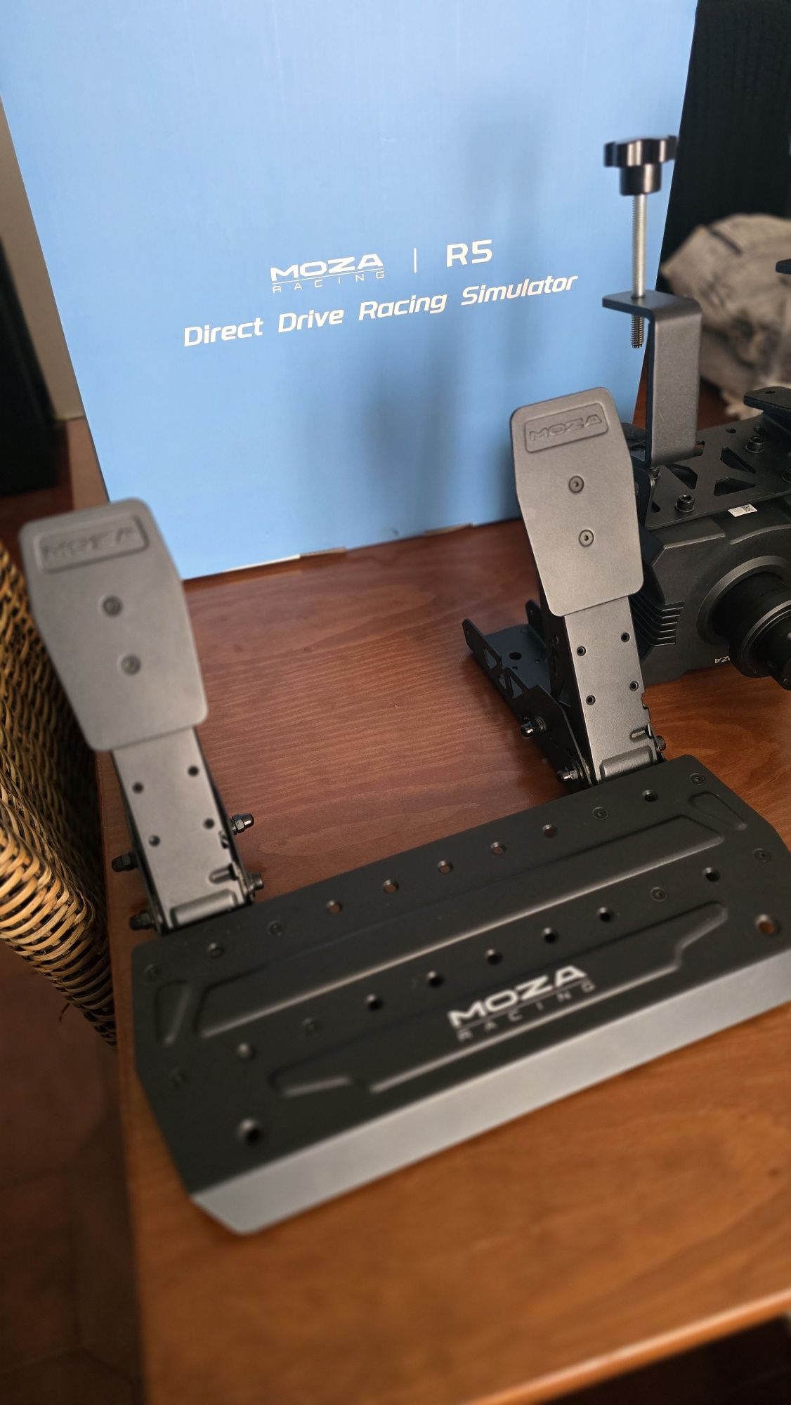 Volante e pedais Moza r5 direct drive com suporte de mesa