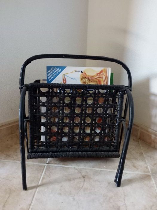 Porta revistas/jornais em verga