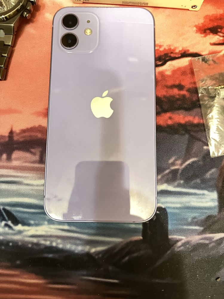 Продам телефон Iphone 12