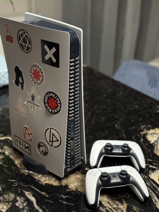 PS5 z napędem + 2 pady + 18 gier premium – zestaw