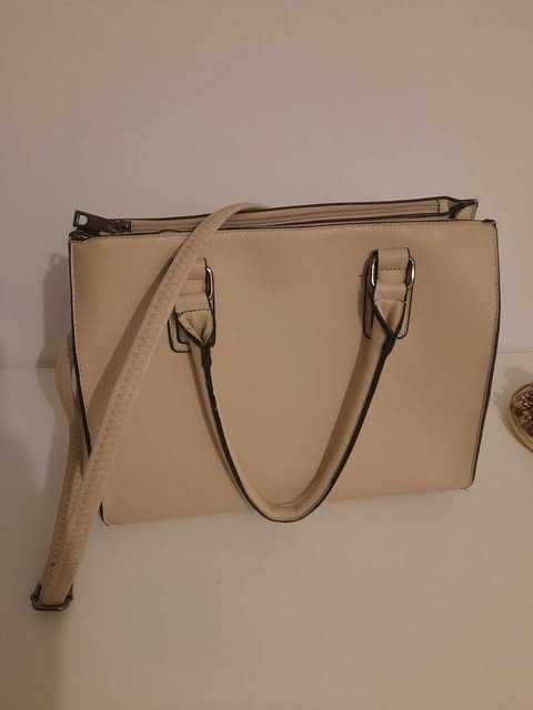 Duża torebka beżowa, dużo kieszeni, zamek