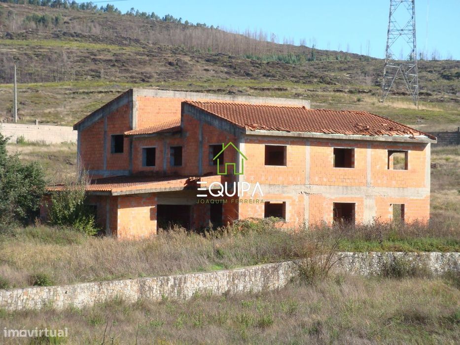 Moradia em construção, Tipologia T-5, na Freguesia de Sobreira, Conc