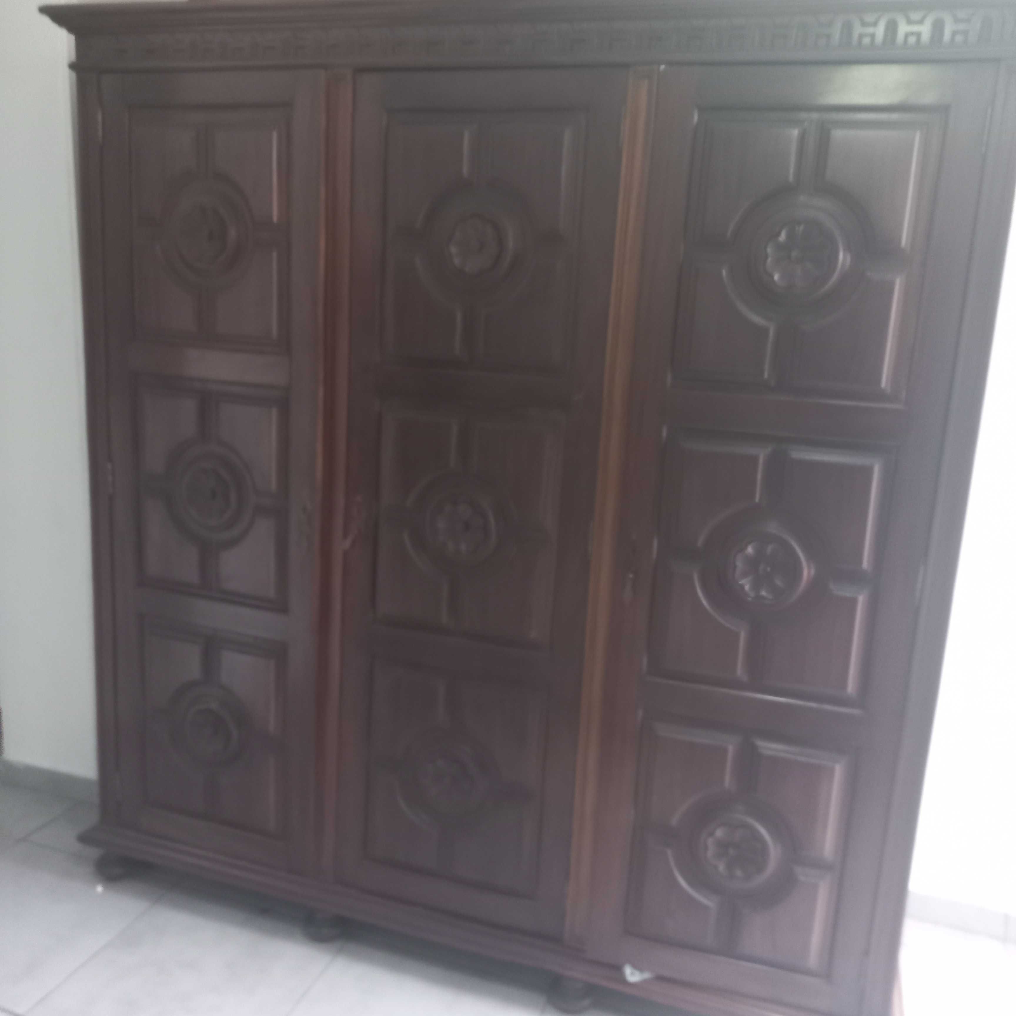 Cama casal e armario seculo