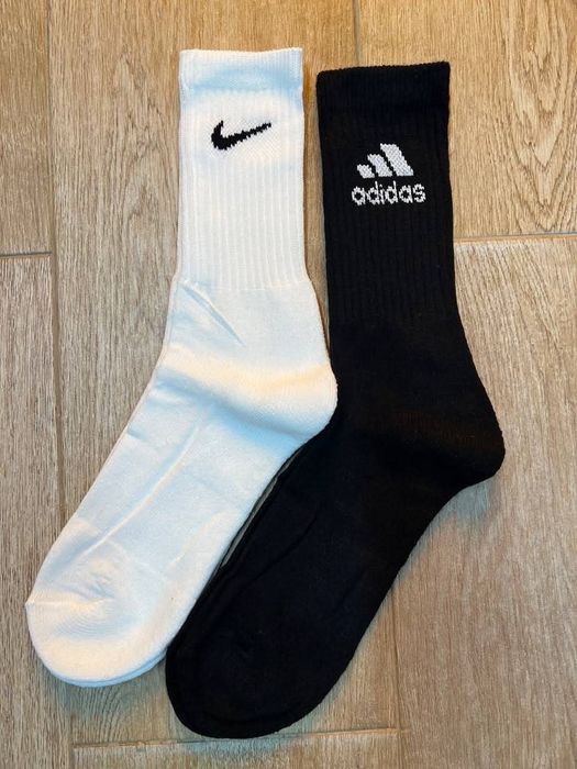 Meias de desporto bancas e pretas