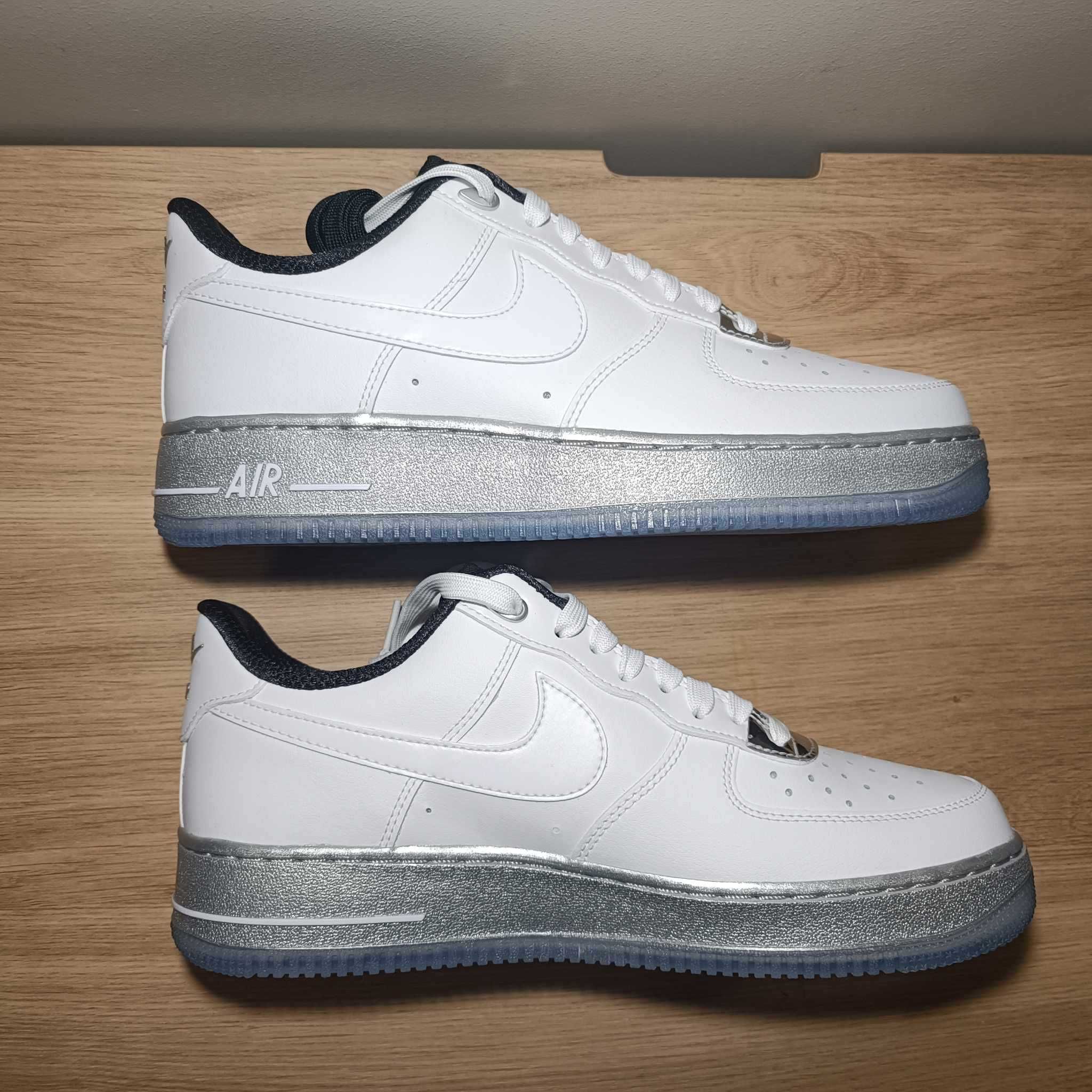 Nike Air Force 1 '07 SE r. 42,5 (27,5 cm) White/White-Metallic Silver