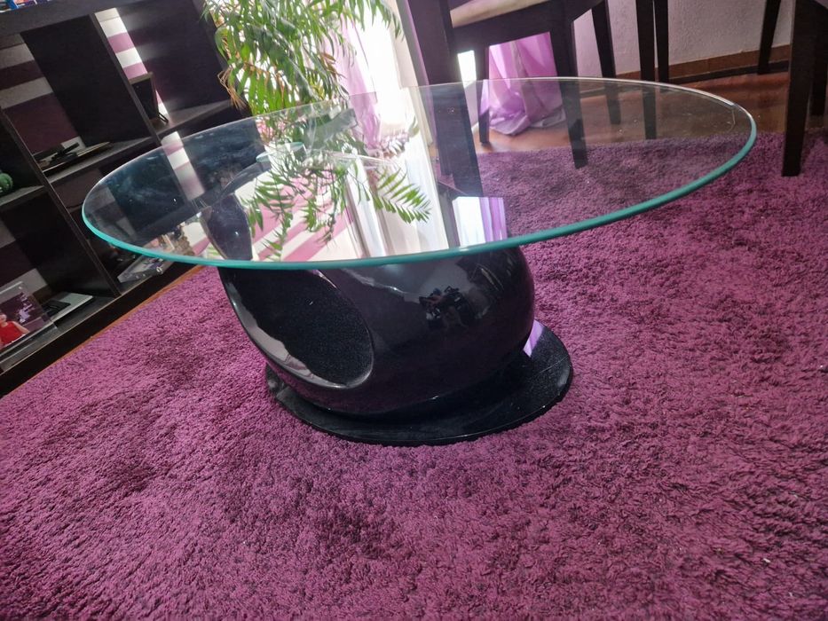 Móveis de sala: 1 sofá, 1 tapete, 1 aparador, 1 mesa de centro e 1 mes