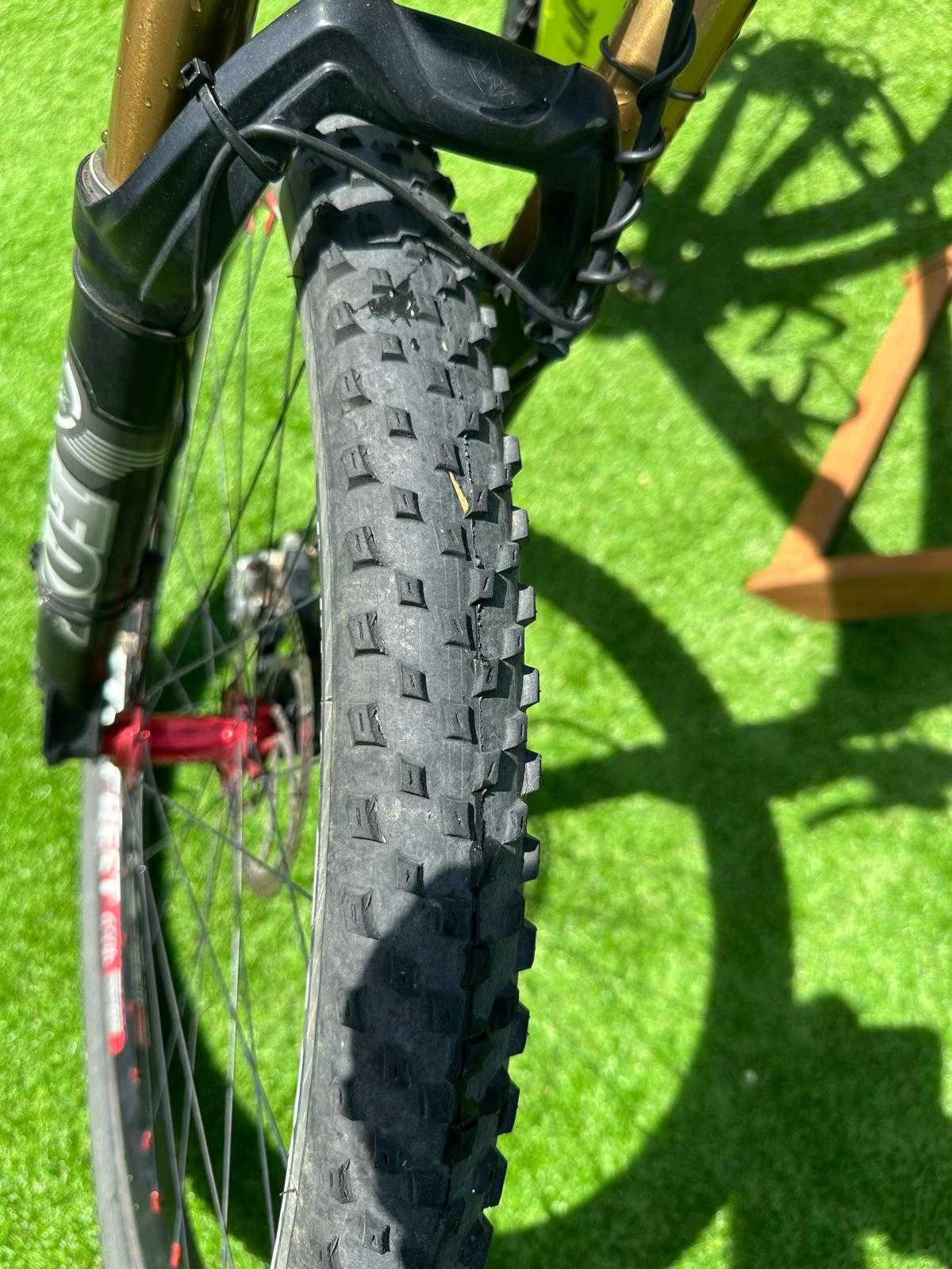 Bicicleta BTT carbono