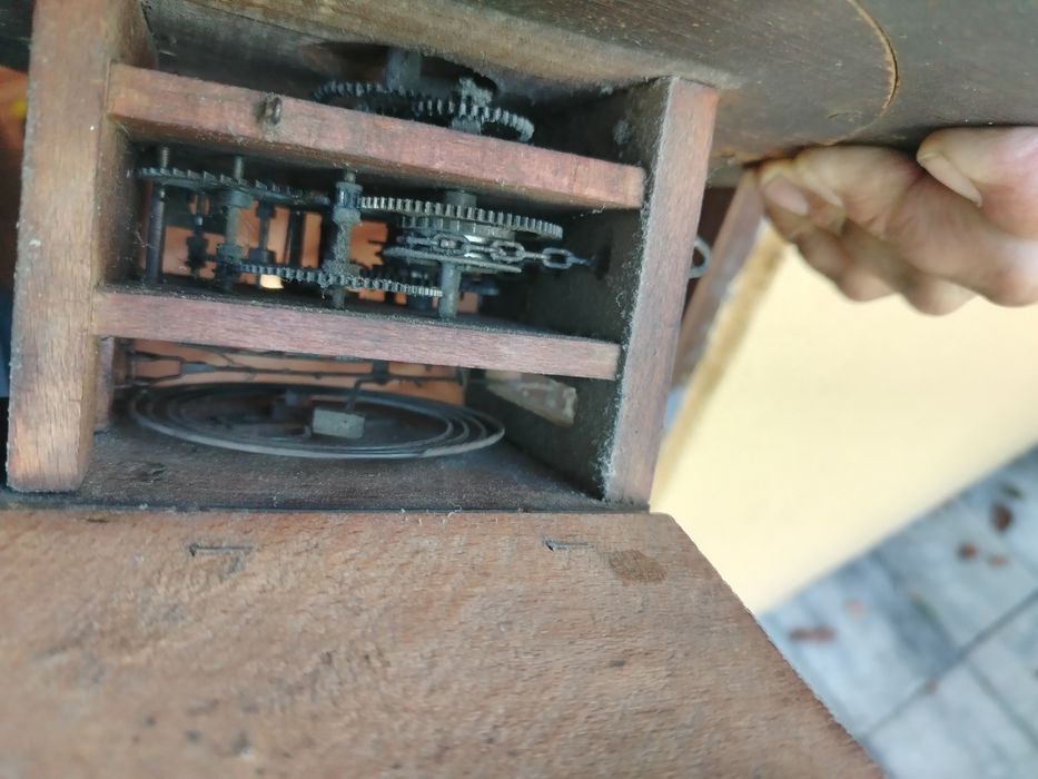 Zegar wiszący sygnowany na tarczy