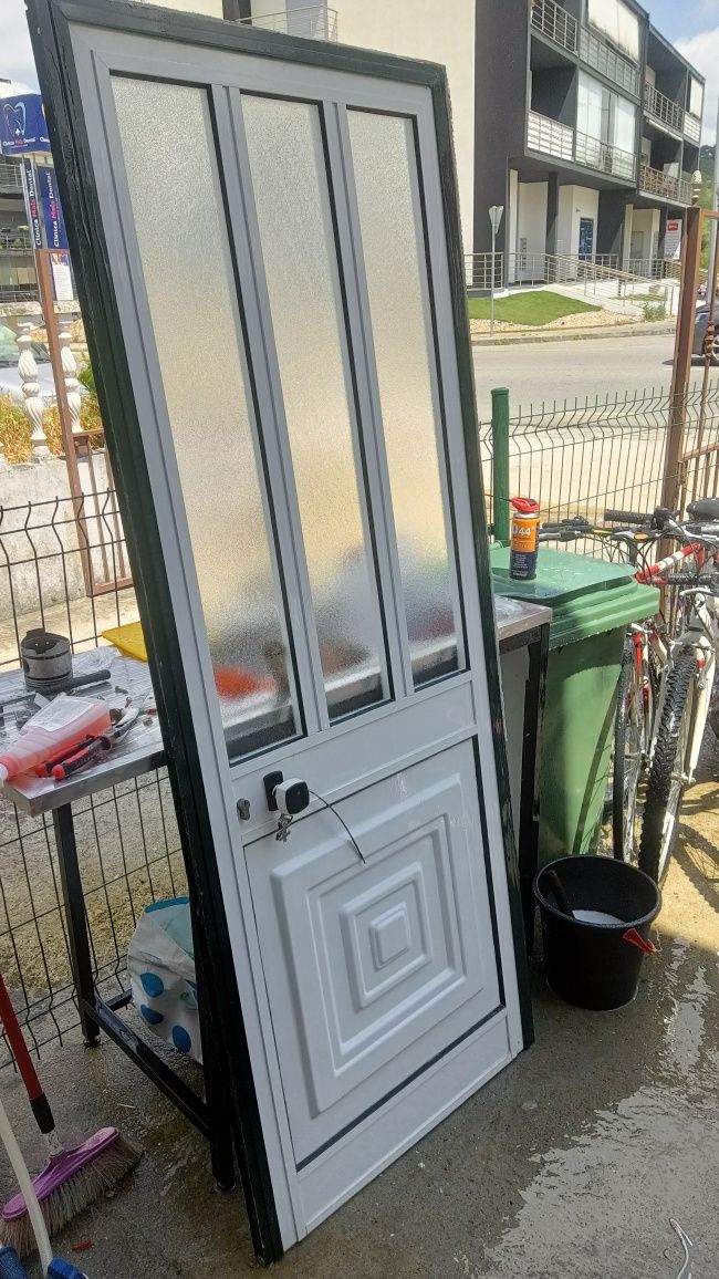 Porta em alumínio cor branca