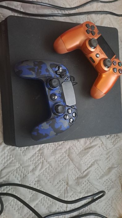 Konsola Ps4 plus 2 pady