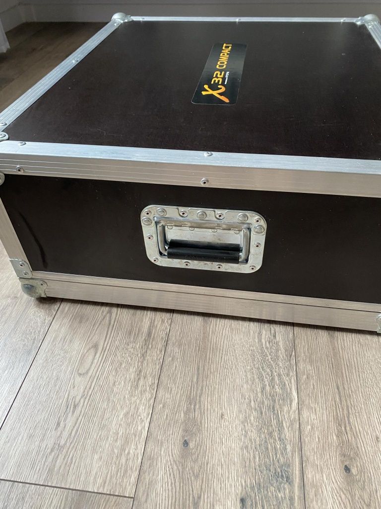 Beringer x 32 Compact mikser cyfrowy + case