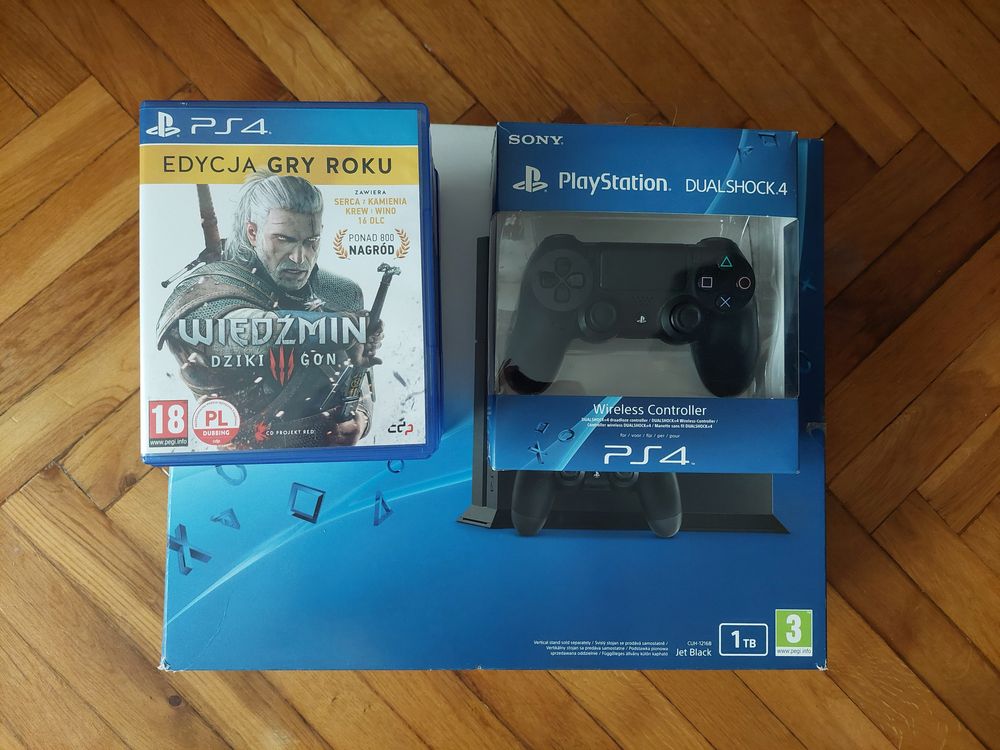 Playstation 4 PS4 1 Tb + 2 pady i gry