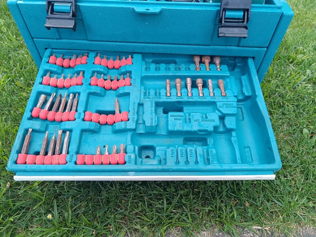 Skrzynka narzędziowa Makita z dodatkami