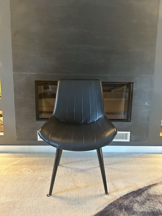 3 Cadeiras Pretas em polipele