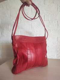 Женская кожаная сумка красного цвета