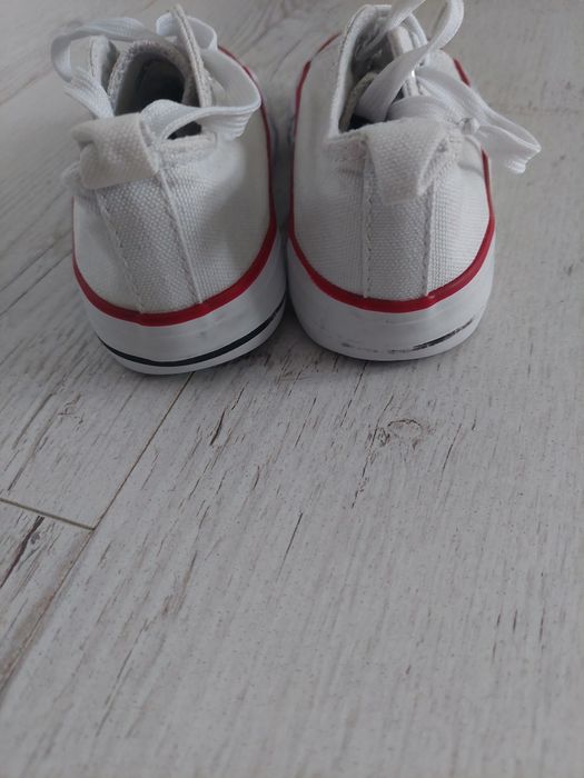 Trampki sinsay sznurowane