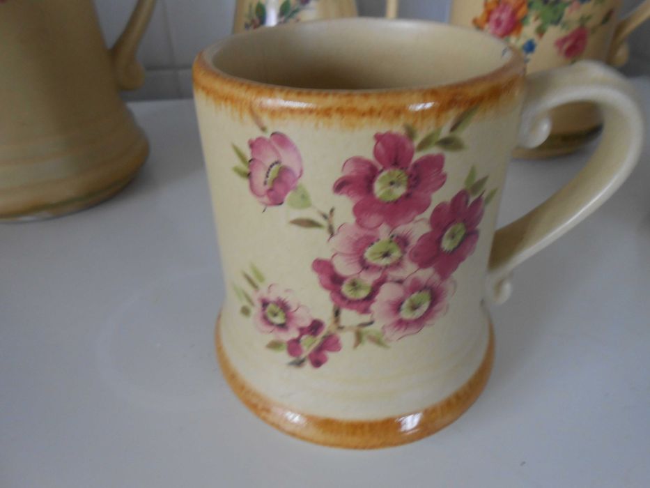 Canecas para coleção ou outro fim,, pintadas à mão em argila