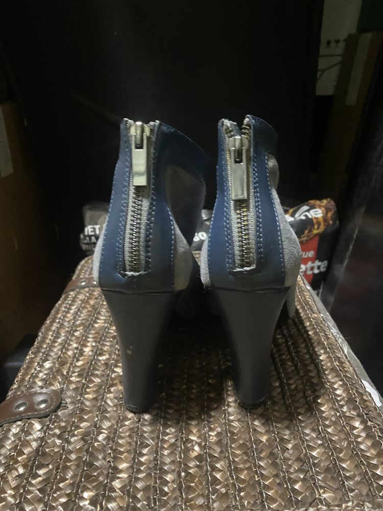 Buty na stupku szaro-niebieskie z odkrytym palcem Promod rozm. 40