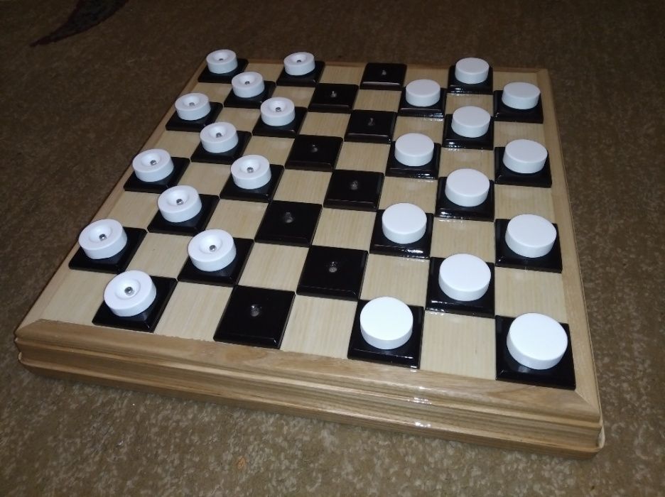 Шахматная доска с комплектом шашек для незрячих и слабовидящих