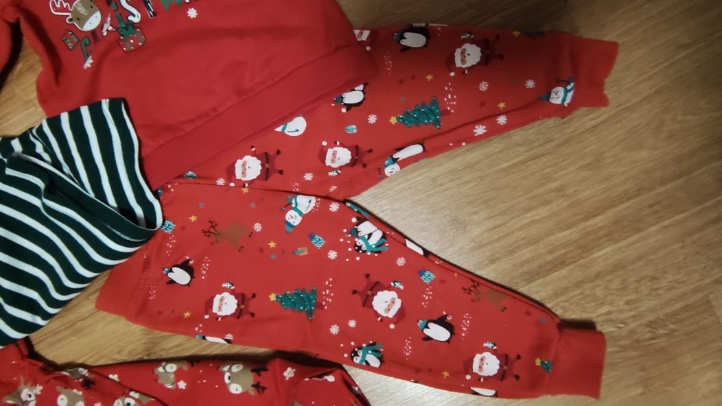 Zestaw ubranek świątecznych dwie koszulki, bluza i spodnie rozm 80