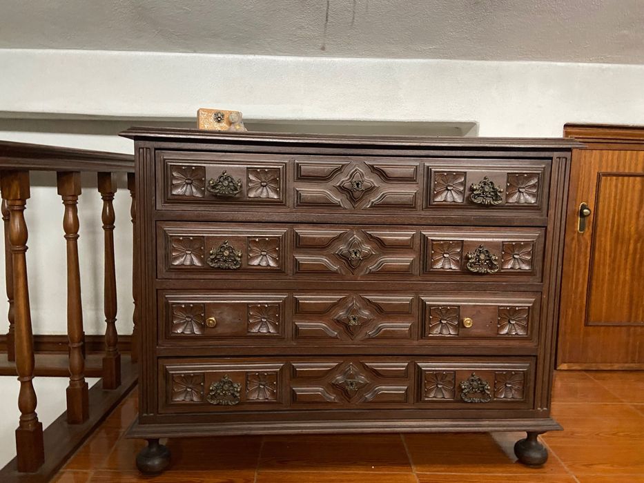 Comoda de madeira antiga