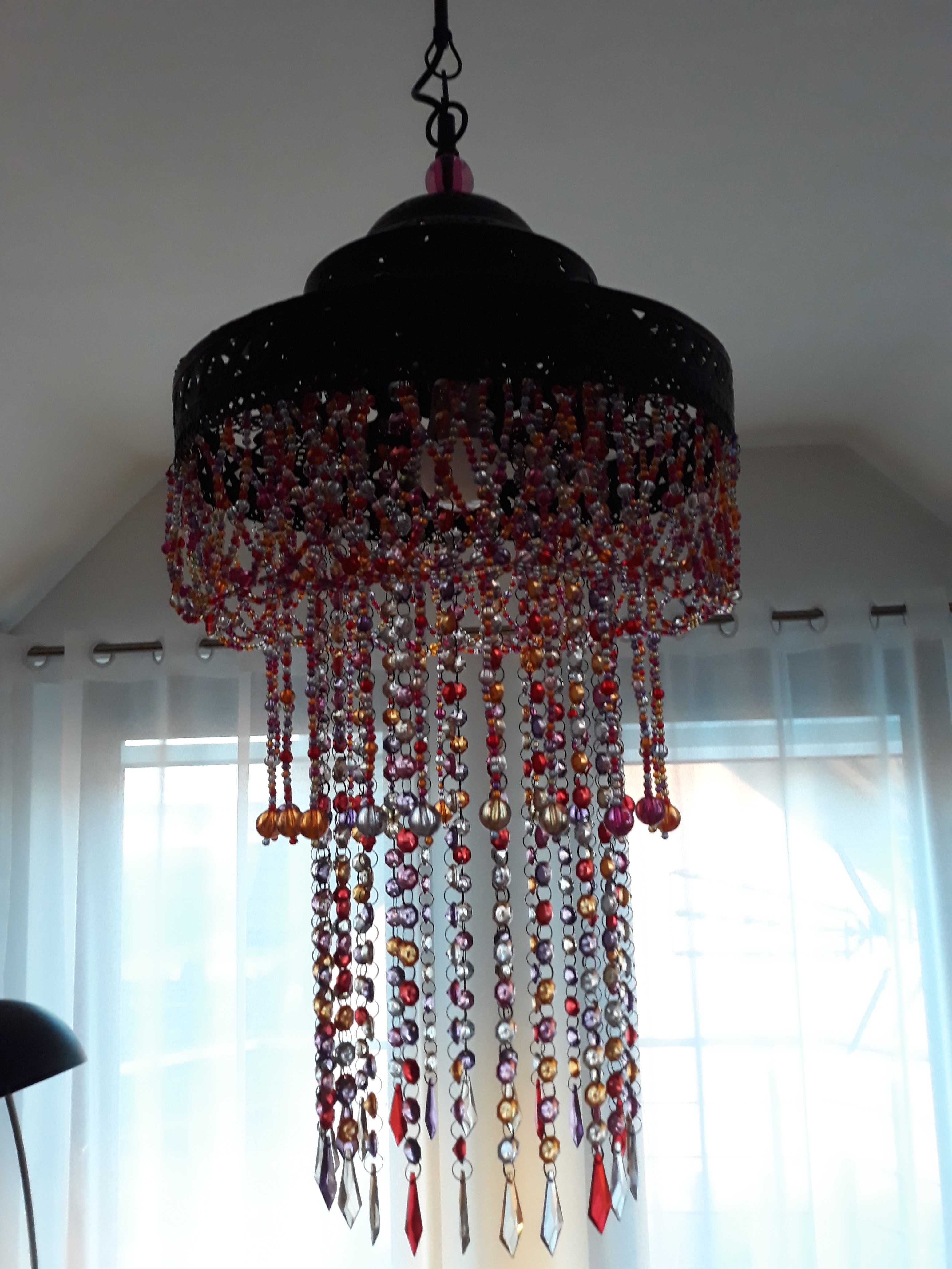 Lampa sufitowa z kolorowymi koralikami