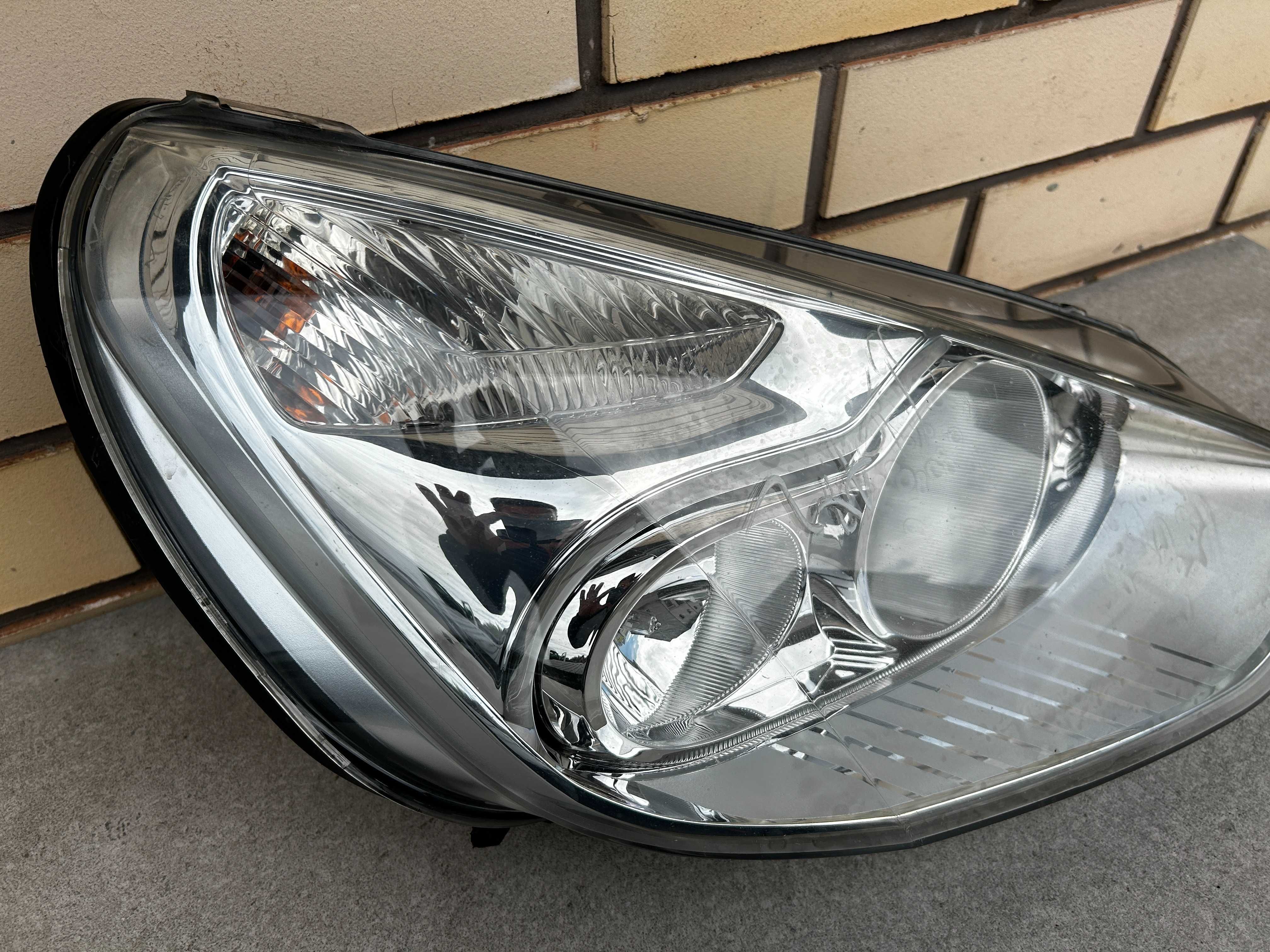 права фара Ford Galaxy 2006-2015 Є дефект в одному кріпленні