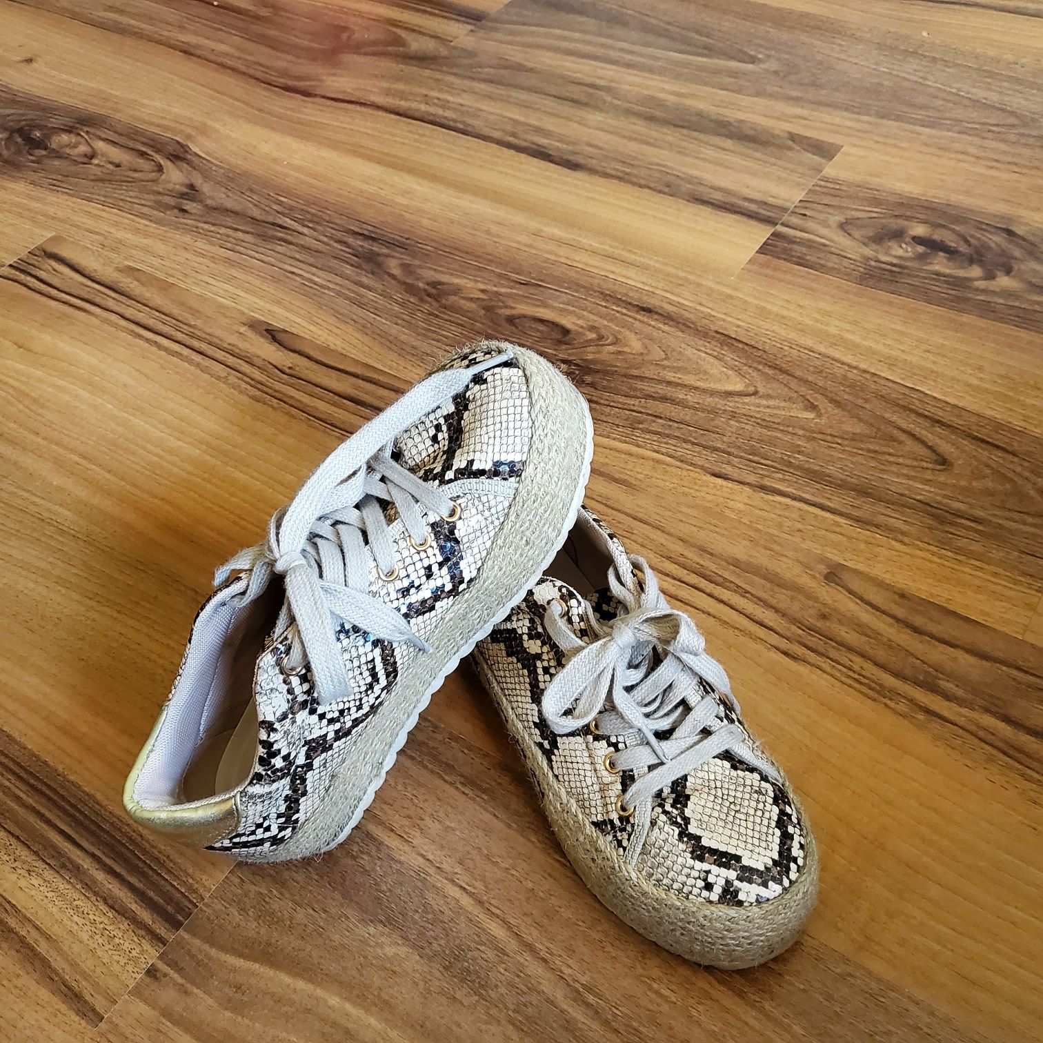 Espadryle ze skóry z  wężowym motywem