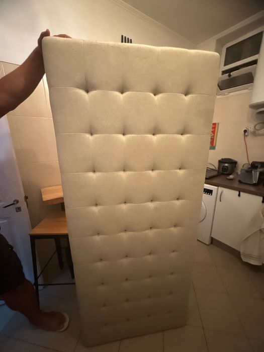 Chaise lounge com uma almofada em tubo  veludo bege claro