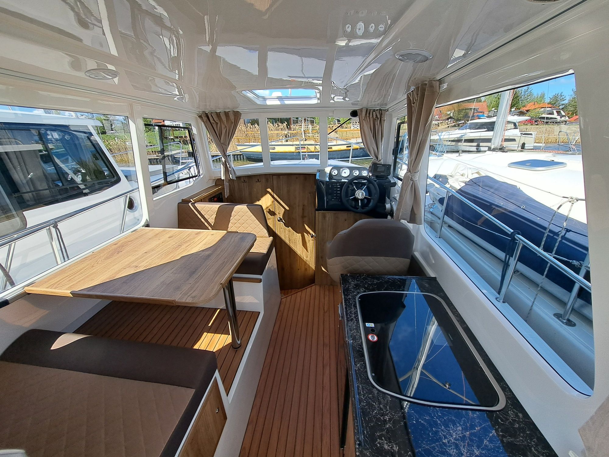 Czarter wynajem łodzi motorowej houseboat mazury bez patentu Quest 825