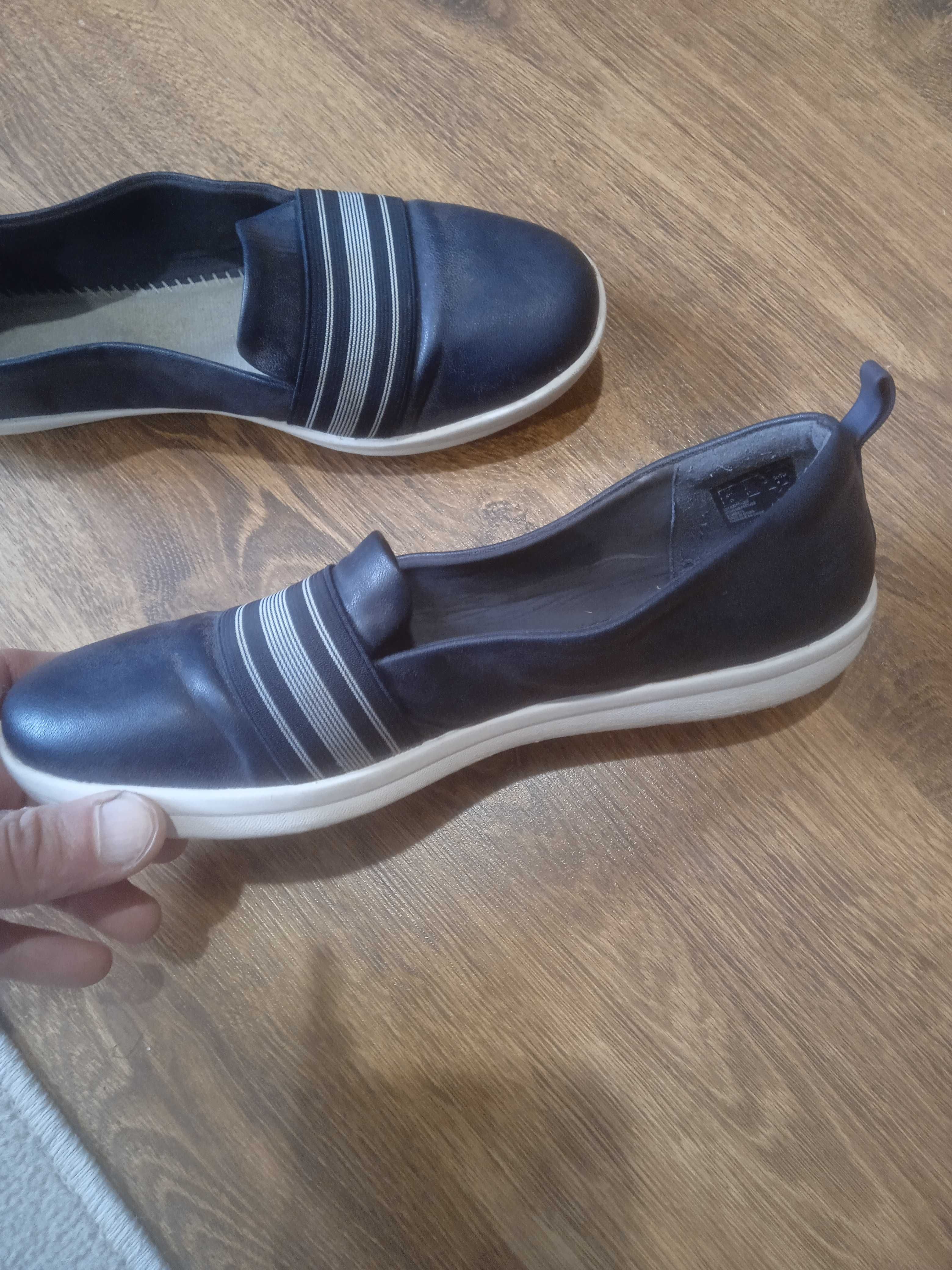 Продам жіночі шкіряні мокасини бренду Clarks
