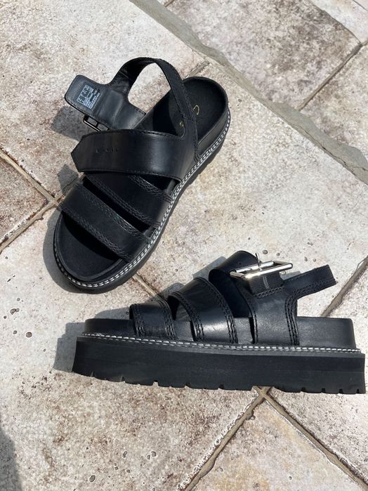 Шкіряні босоніжки на платформі Кларкс Clarks