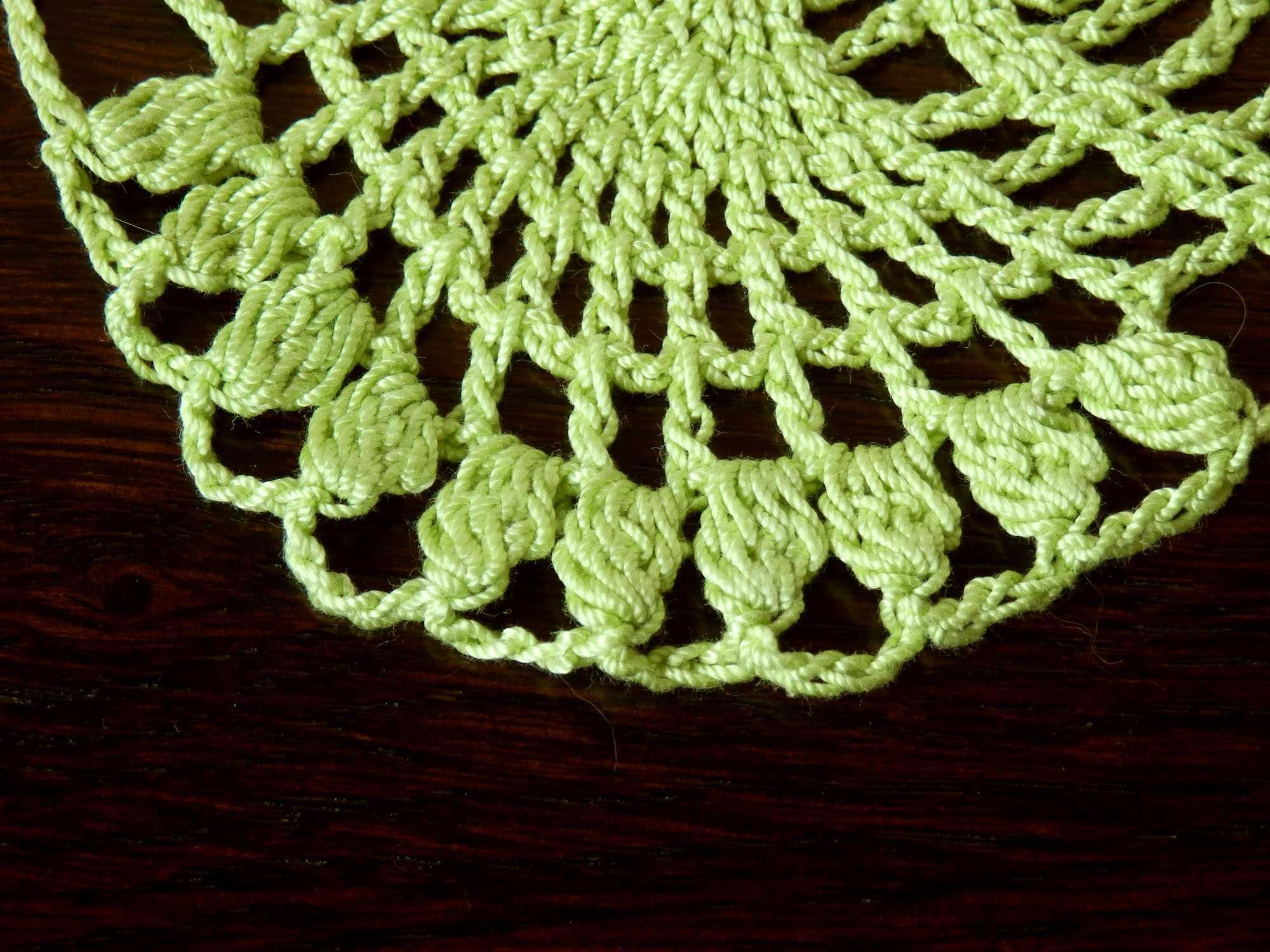 Ręcznie szydełkowana serwetka haftowana dziergana zielona 33 cm
