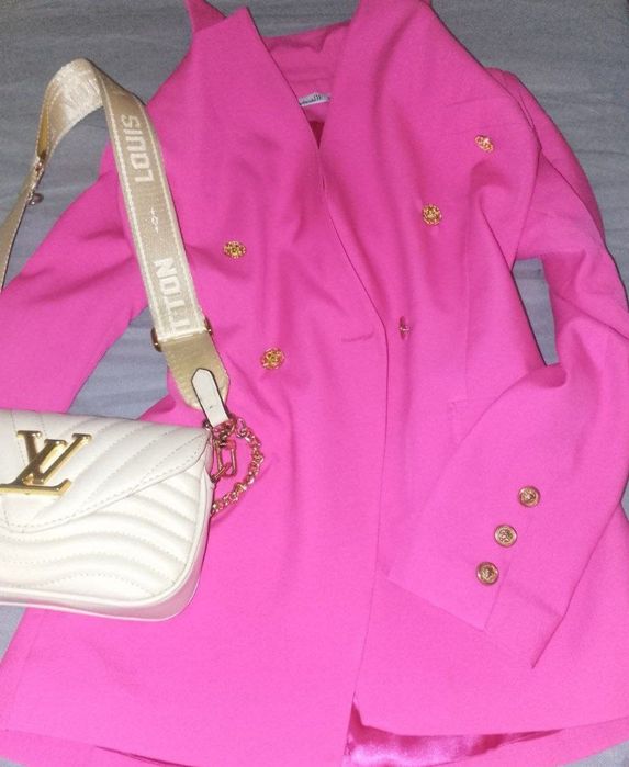 Стильний рожевий піджак