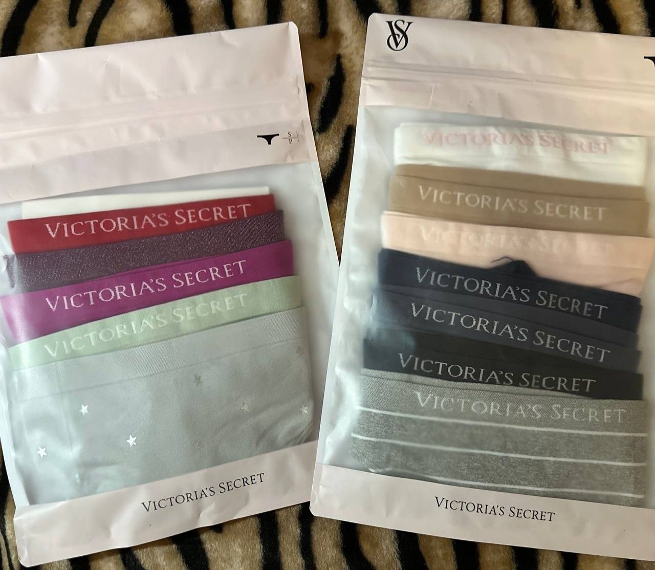 Трусики-стрінги від Victoria's Secret. Розмір S.