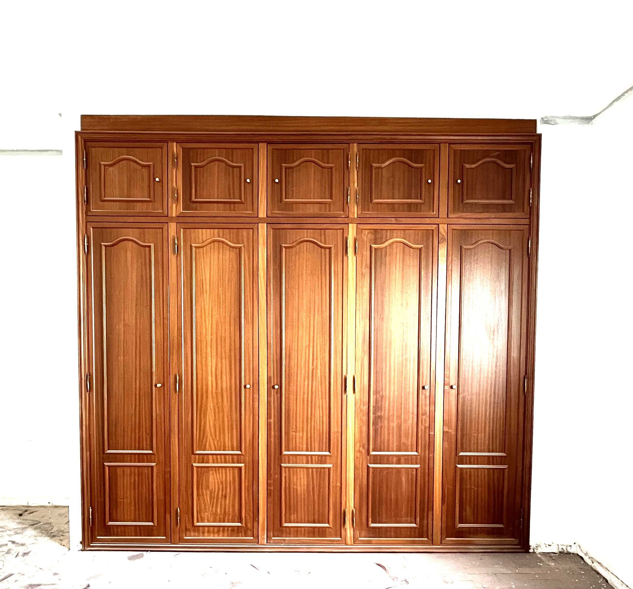 Roupeiro Embutido com Portas Abrir
