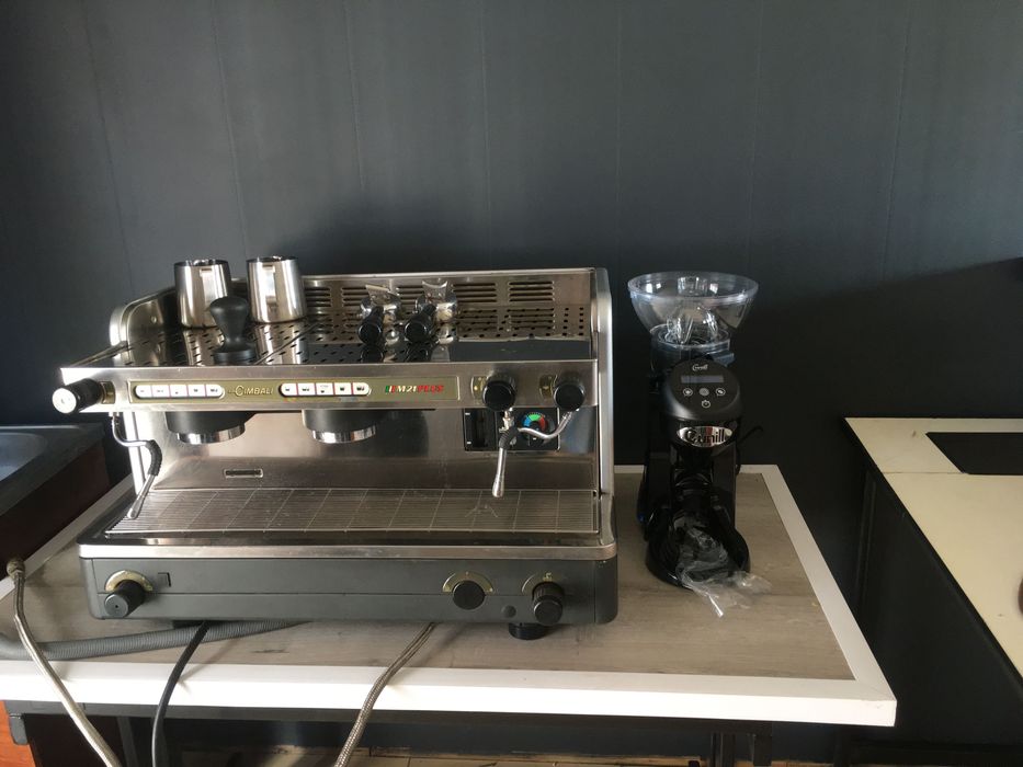 Продається Професійна кавомашина La Cimbali M21 та  кавомолка Cunill