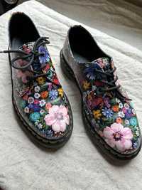 Buty Dr Martens w kwiaty.