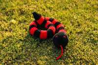 Czarno-czerwony wąż robiony na szydełku
