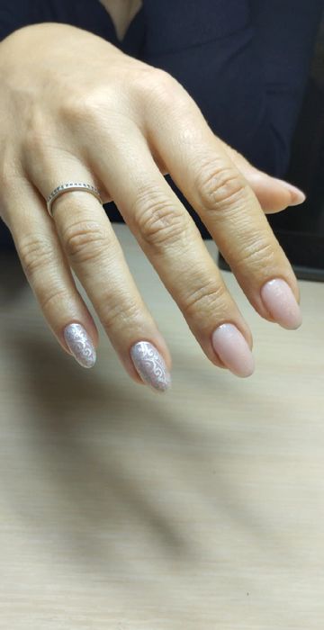 Манікюр, нарощення нігтів, покриття гель-лаком, укріплення.