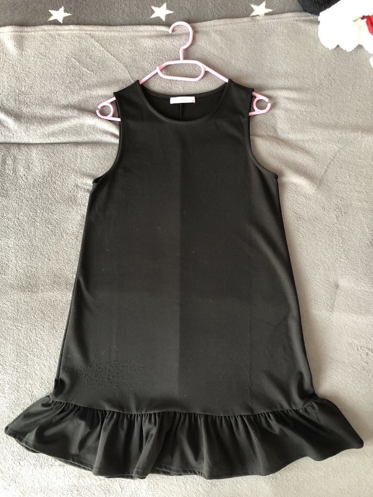 Sukienka czarna z falbanką
