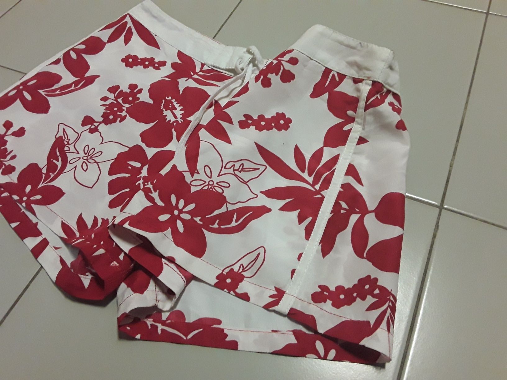 Calções brancos com flores havaianas vermelhas tam. 34