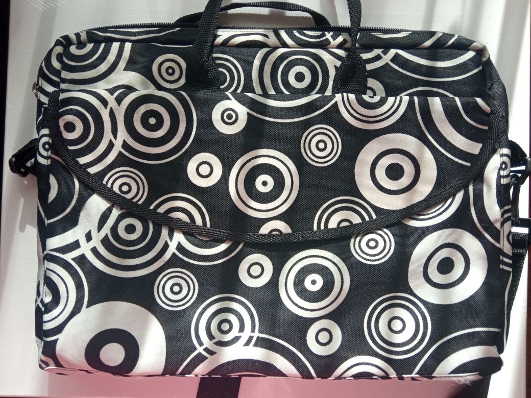 Torba na laptopa ; czarno- biała