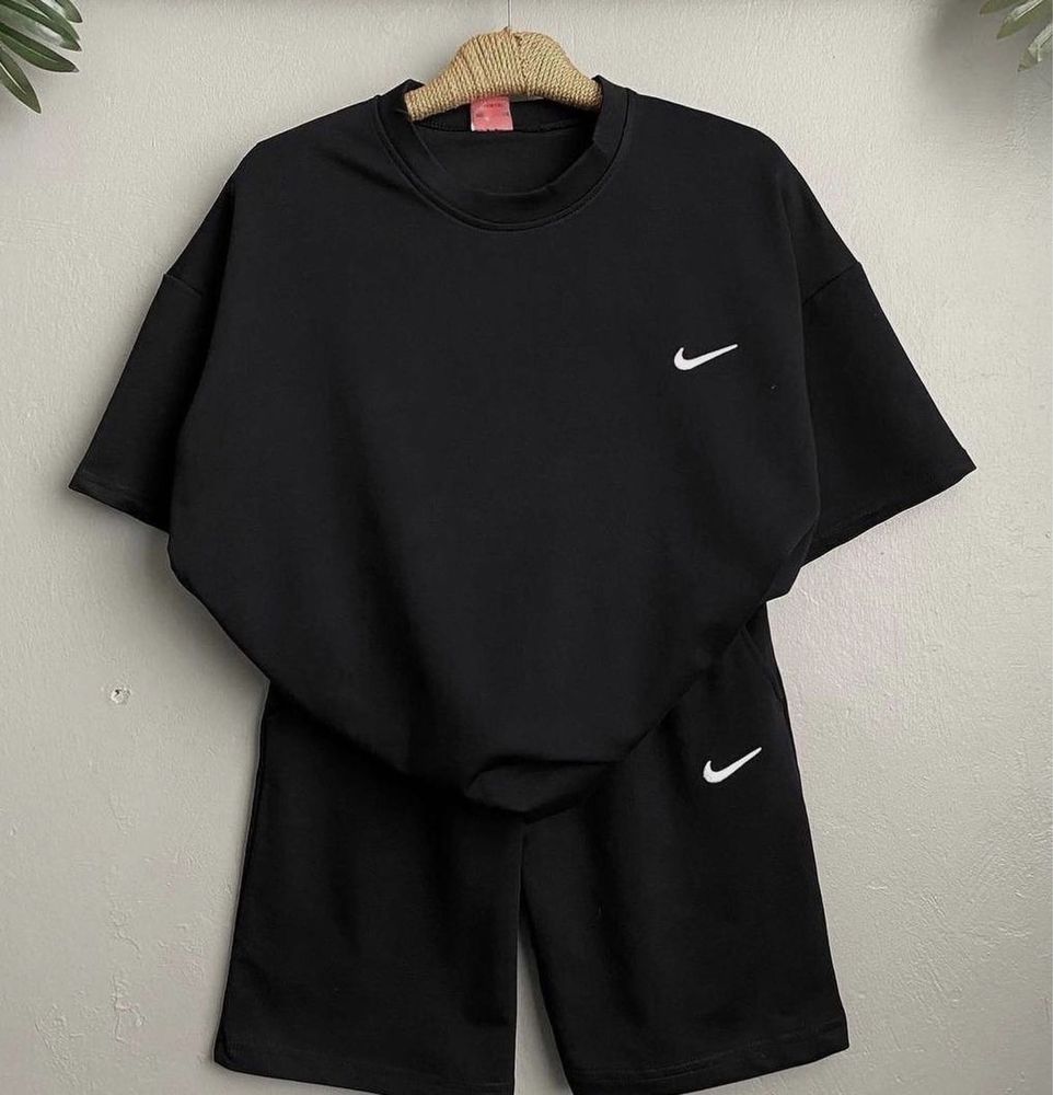 Костюм чорного кольору Nike