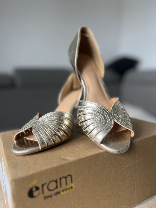 Złote sandałki na słupku